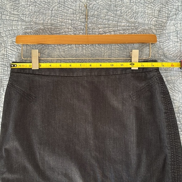 LOFT Lightweight Denim Skirt. Size 6 - Picture 6 of 12